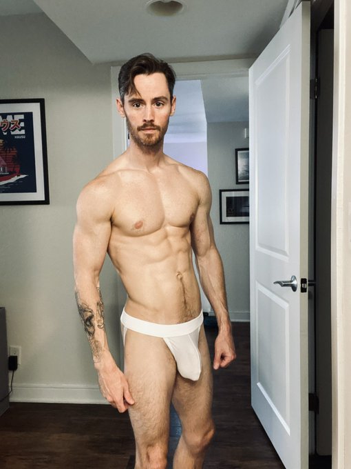 I feel the cool breeze on my booty in these. 😊 https://t.co/qEzEEDKI4u