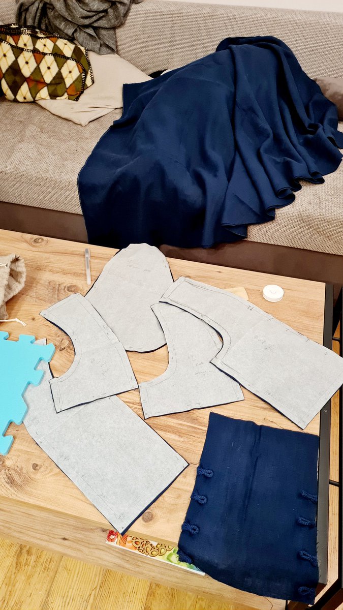 Spīganas dzīvē viss, kā ierasts:
Ir ceturdienas vakars un kleita, kuru vilkšu uz draugu kāzām sestdien, stāv uz mana galda 16 daļās.