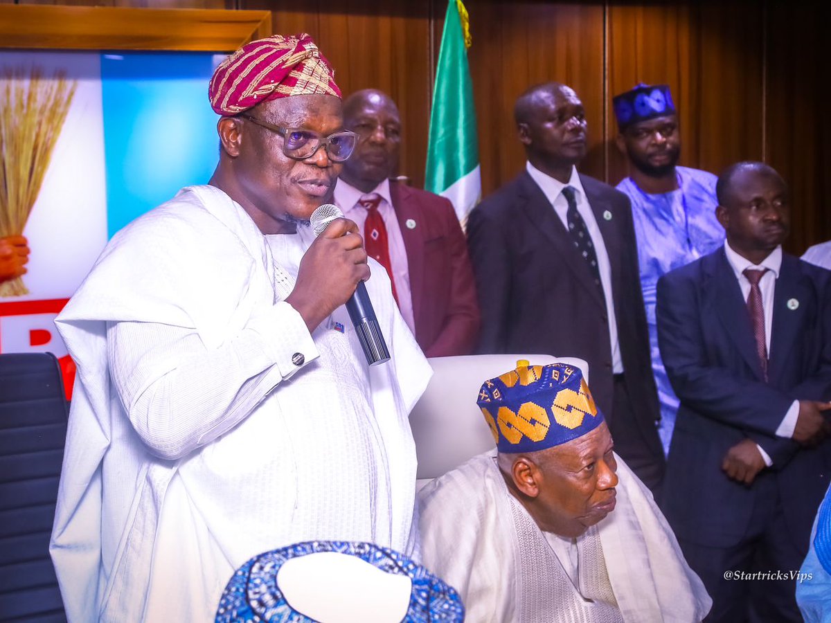 OfficialAPCNg's tweet photo. The newly-elected National Chairman, HE Abdullahi Ganduje &amp; National Secretary, Sen. Ajibola Basiru, met with colleagues of the National Working Committee &amp; well-wishers at the Party's National Secretariat after the 12th National Executive Committee meeting held today in Abuja. https://t.co/9iDJkqFWXx