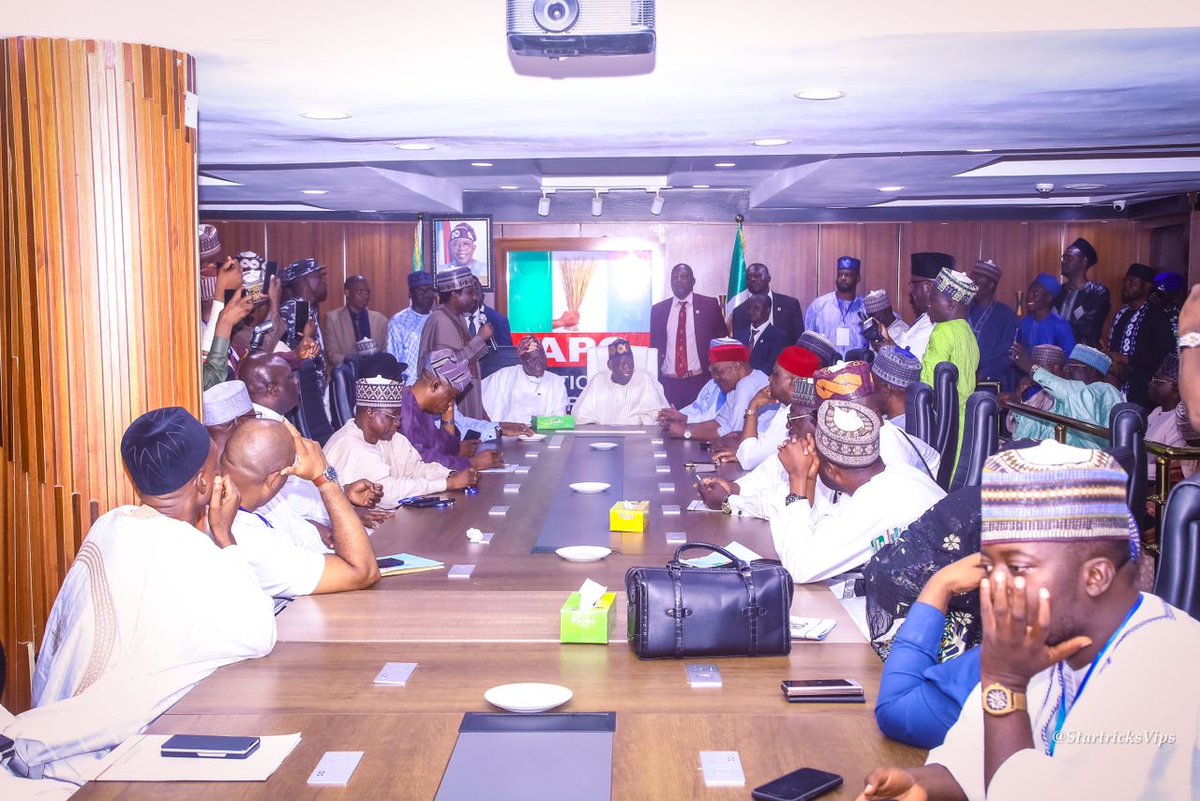 OfficialAPCNg's tweet photo. The newly-elected National Chairman, HE Abdullahi Ganduje &amp; National Secretary, Sen. Ajibola Basiru, met with colleagues of the National Working Committee &amp; well-wishers at the Party's National Secretariat after the 12th National Executive Committee meeting held today in Abuja. https://t.co/9iDJkqFWXx