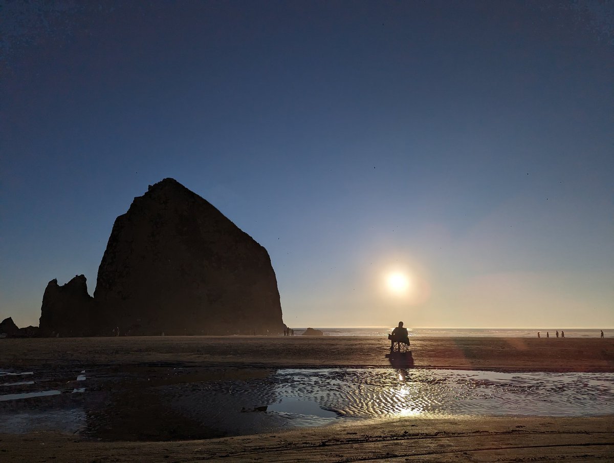 gmacek's tweet image. Best seat in the house

#cannonbeach #haystackrock #teampixel