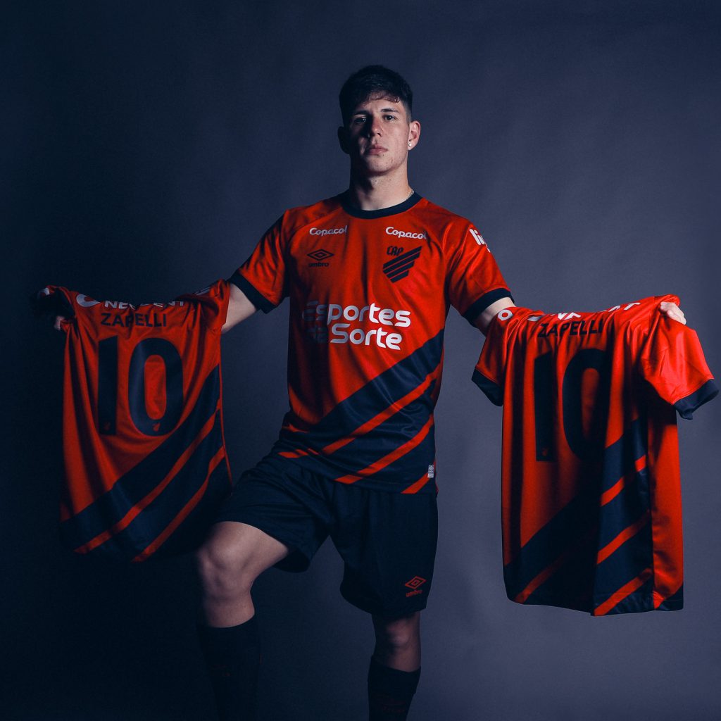 Vincenzo_dali's tweet photo. Últimas cinco janelas de inverno do Athletico:

2023 – Lucas Esquivel, Cacá, Vidal e Zapelli – R$31,3 milhões

2022 – Fernandinho e Alex Santana – R$13,5 milhões

2021 – Lucas Fasson, Pedro Rocha, Nico Hernandez e Pedrinho – R$18,5 milhões

2020 – Pedro Henrique, Richard, Jorginho, Renato Kayzer e Ravanelli – R$14 milhões

2019 – Abner, Felipe Aguilar, Adriano, Everton Felipe, Pedro Henrique e Juanma Boselli – R$20 milhões

2018 – Márcio Azevedo, Wellington, Anderson Plata, Rony, Marcelo Cirino – sem custos

Evoluiu, ein?