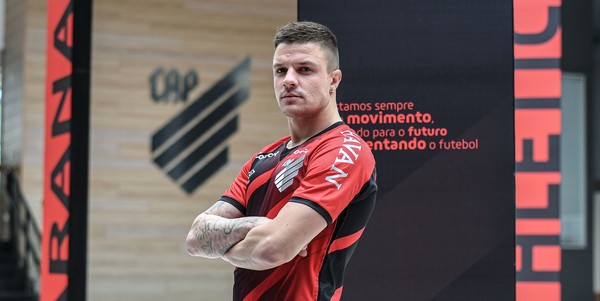 Vincenzo_dali's tweet photo. Últimas cinco janelas de inverno do Athletico:

2023 – Lucas Esquivel, Cacá, Vidal e Zapelli – R$31,3 milhões

2022 – Fernandinho e Alex Santana – R$13,5 milhões

2021 – Lucas Fasson, Pedro Rocha, Nico Hernandez e Pedrinho – R$18,5 milhões

2020 – Pedro Henrique, Richard, Jorginho, Renato Kayzer e Ravanelli – R$14 milhões

2019 – Abner, Felipe Aguilar, Adriano, Everton Felipe, Pedro Henrique e Juanma Boselli – R$20 milhões

2018 – Márcio Azevedo, Wellington, Anderson Plata, Rony, Marcelo Cirino – sem custos

Evoluiu, ein?