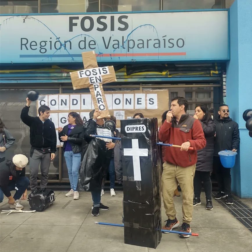 anffos's tweet photo. Tercer día de Paro indefinido de los trabajadores y trabajadoras del Fosis.  Con Convicción y Compromiso se mantiene exigencia de cumplimiento de mejoramiento de condiciones laborales en Fosis, marchando en todas las regiones del país @anefchile @GiorgioJackson https://t.co/LhajQqCx4k