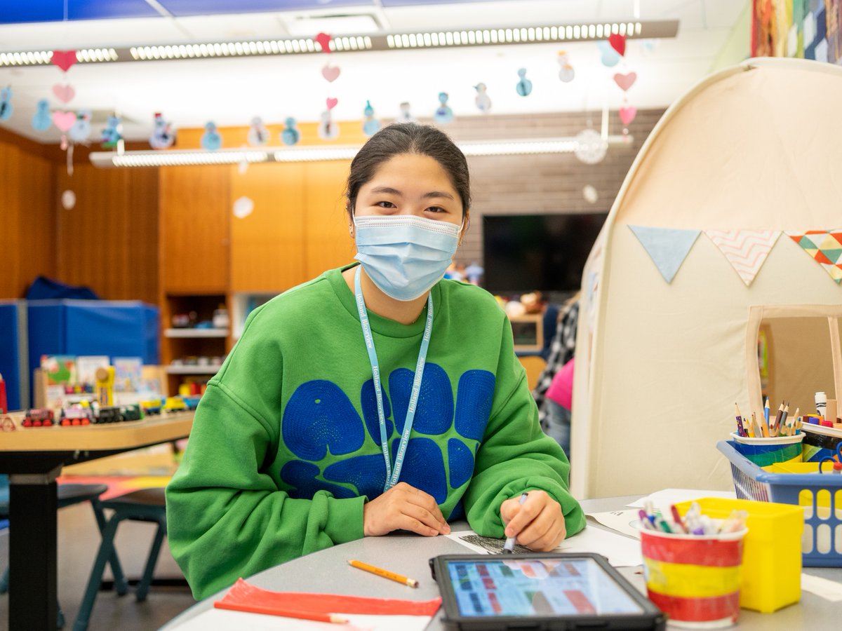 Holland Bloorview has over 1,000 amazing volunteers, who support everything from pet visits to therapeutic recreation to Family Leader programs. Learn more about volunteering at Holland Bloorview here: hollandbloorview.ca/get-involved-g…