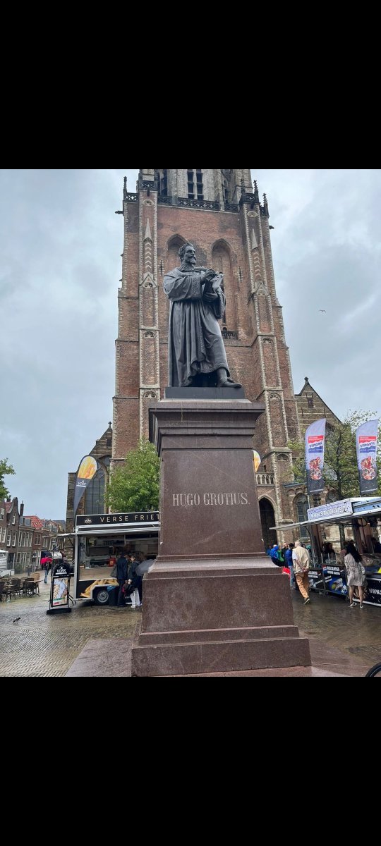 Kellykropman's tweet photo. Hanging around Delft today and bumper into a law school legend #law #lawgeek https://t.co/lLKgtullCe