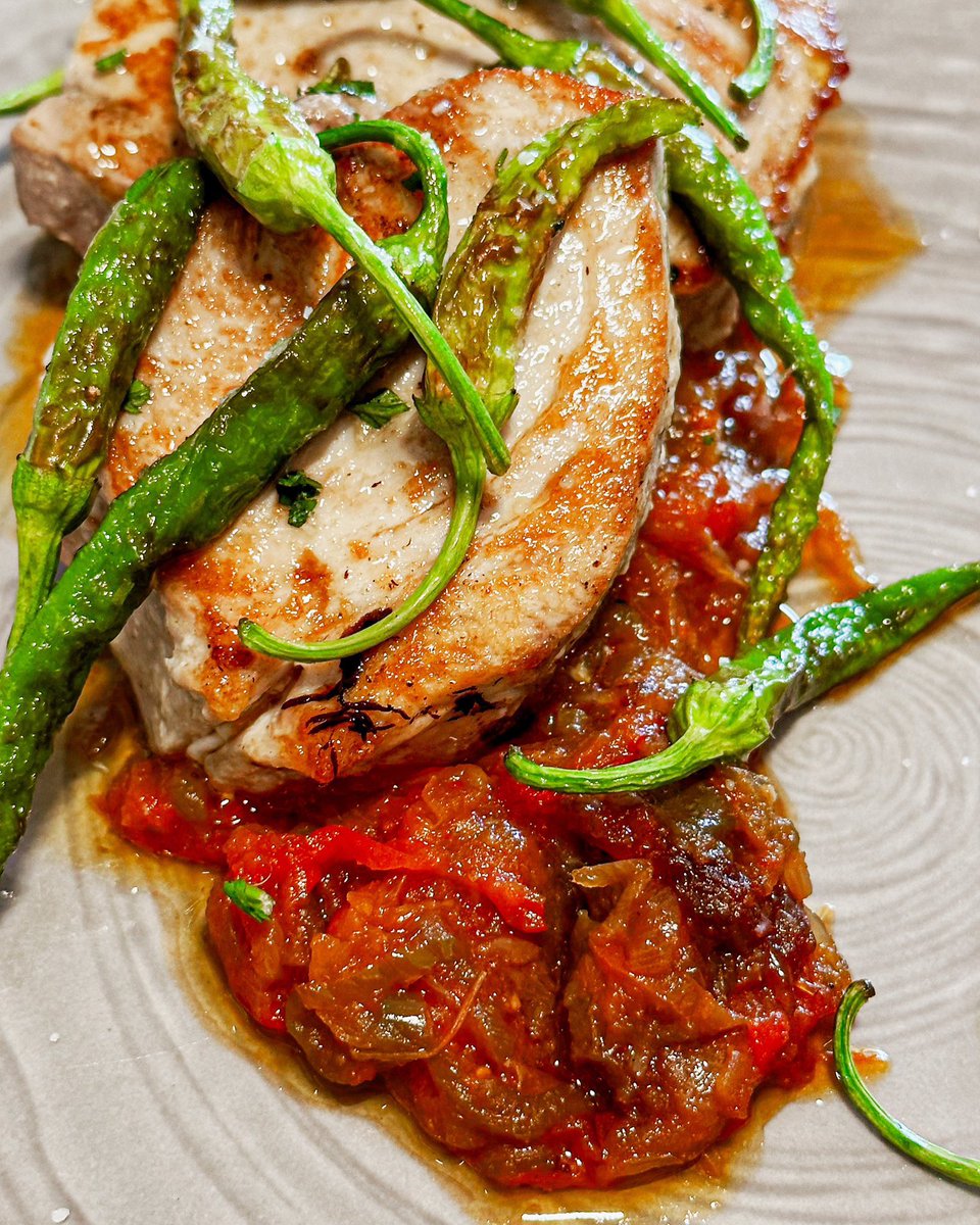 ¡Delicia de temporada! 🤤

Bonito con el toque único de piparras frescas. La combinación perfecta para el verano. 😋🍃

lajaranataberna.com

#LaJaranaTaberna #LasalaPlazaHotel #SanSebastian