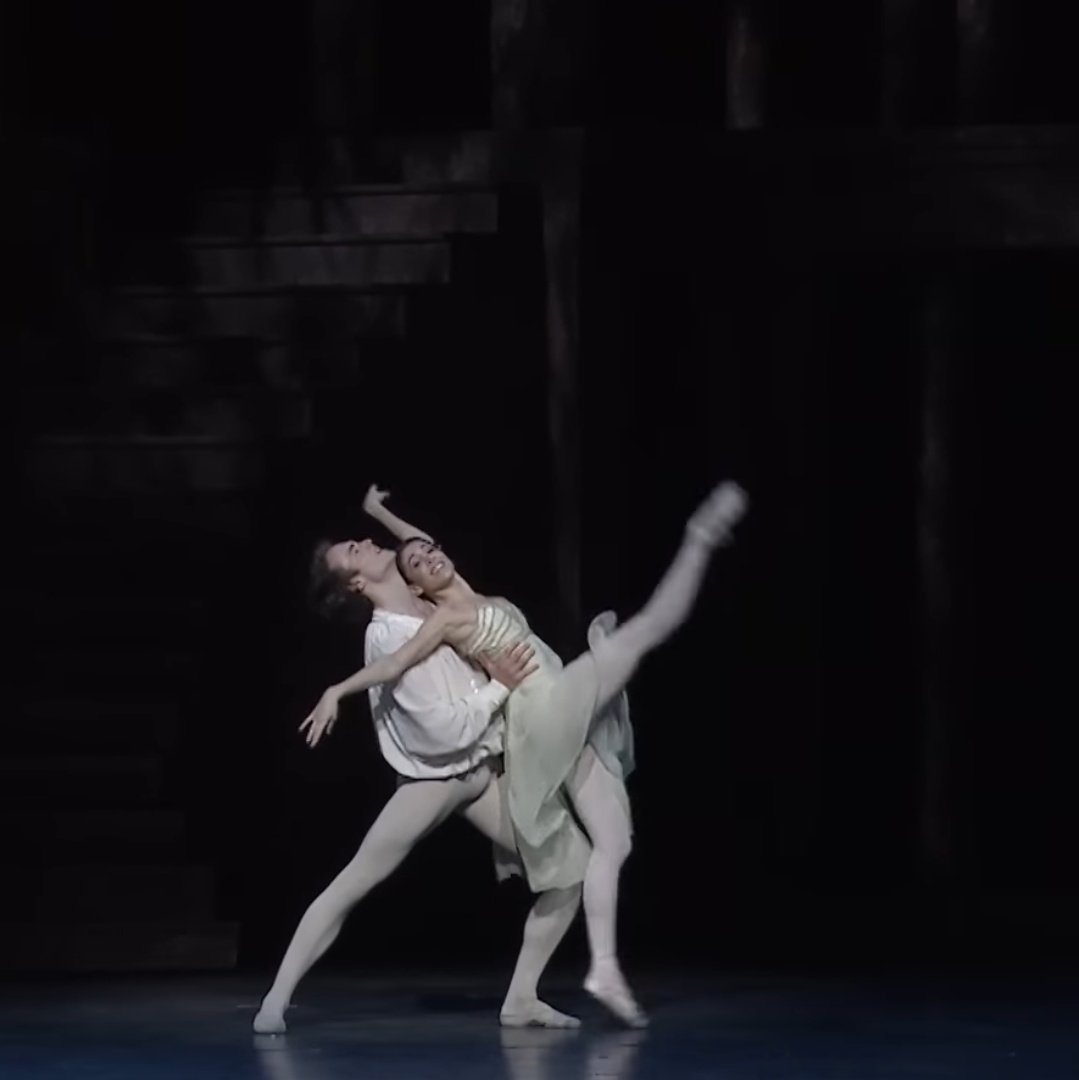 danceversepdf's tweet photo. Hace unos meses me adentré en la historia de romeo y julieta, y ahora encontré este baile basada en ellos. Estoy enamorada de la delicadeza y pulcritud del baile, la conexión que ambos bailarines tienen uno del otro expresa la ilusión de un amor que florece en pureza💞 #Ballet https://t.co/tbugwzWWyy