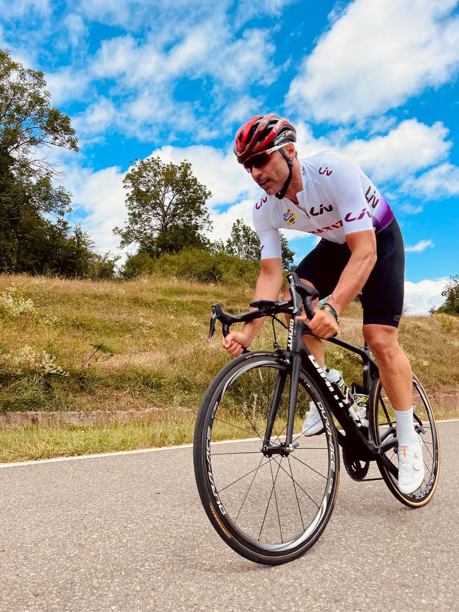 franventoso's tweet image. Hoy gracias a @Giant_ESP y @JoseCasla he podido estrenar este unicornio, modelo TCR con el que corrí mi último año de profesional. Encatado es poco 😍😍😍😍. También maillot  de jóvenes del @LeTourFemmes #feelyoung