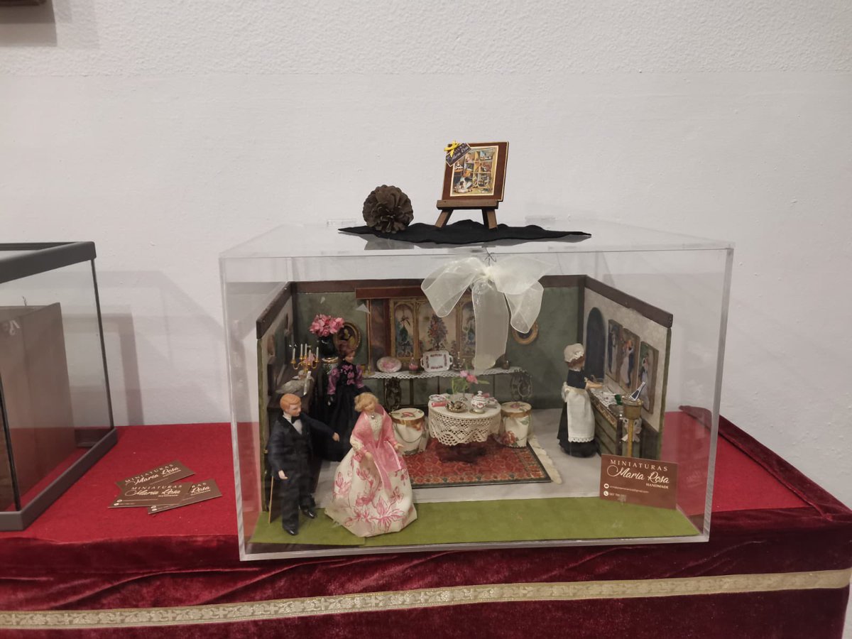 Pozuelo's tweet photo. Hoy se ha inaugurado dos de las exposiciones en nuestra semana cultural, una dedicadas a escenas en miniatura Marea Rosa dedicadas a una calle y casas inglesas. Recreando la vida familiar del siglo XIX. La otra está orientada a salud mental Ciudad Real. https://t.co/UmK83Jsm2P