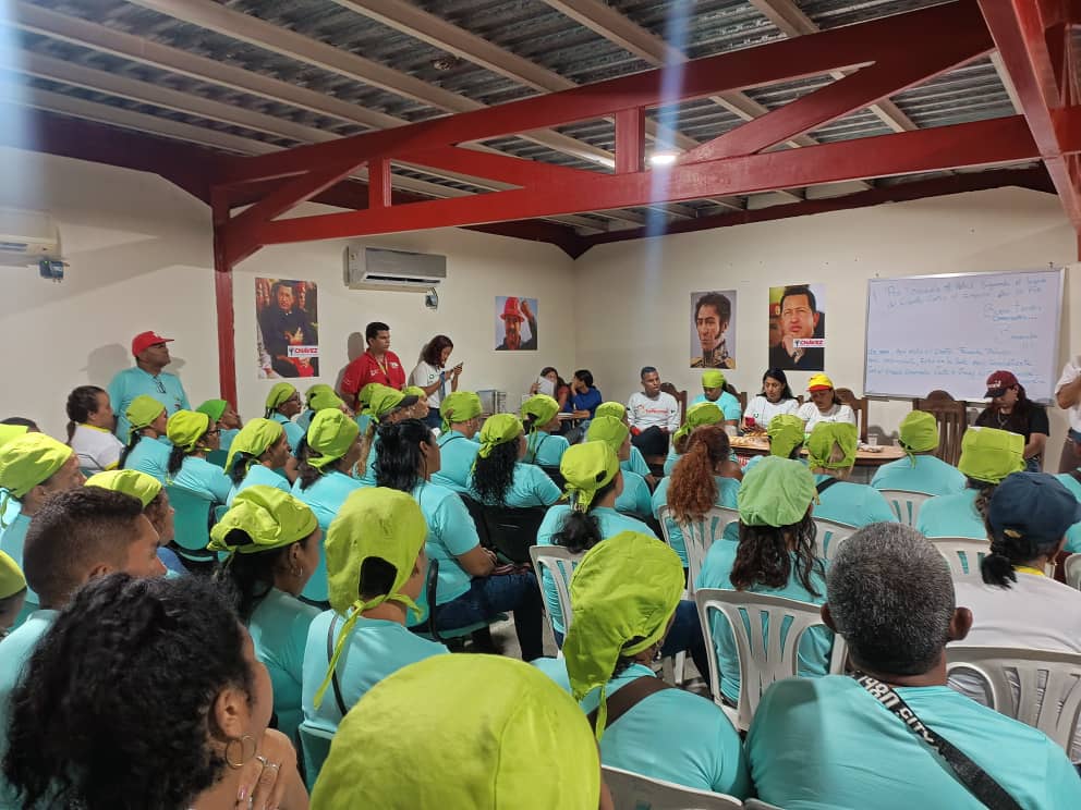 cnaecarabobo's tweet photo. Con sabor a Panelitas 🍘💜

Así se realizó el Encuentro Político de la CNAE con su FFB junto al Equipo Político Nacional y Estadal desde el Mpio #SanJoaquín 🇻🇪👩🏼‍🍳❤️🔟

@_LaAvanzadora @pedrodiazg59 @NorelysABolivar @rafaellacava10

#YoIzoMiBandera https://t.co/sjOutXA23w