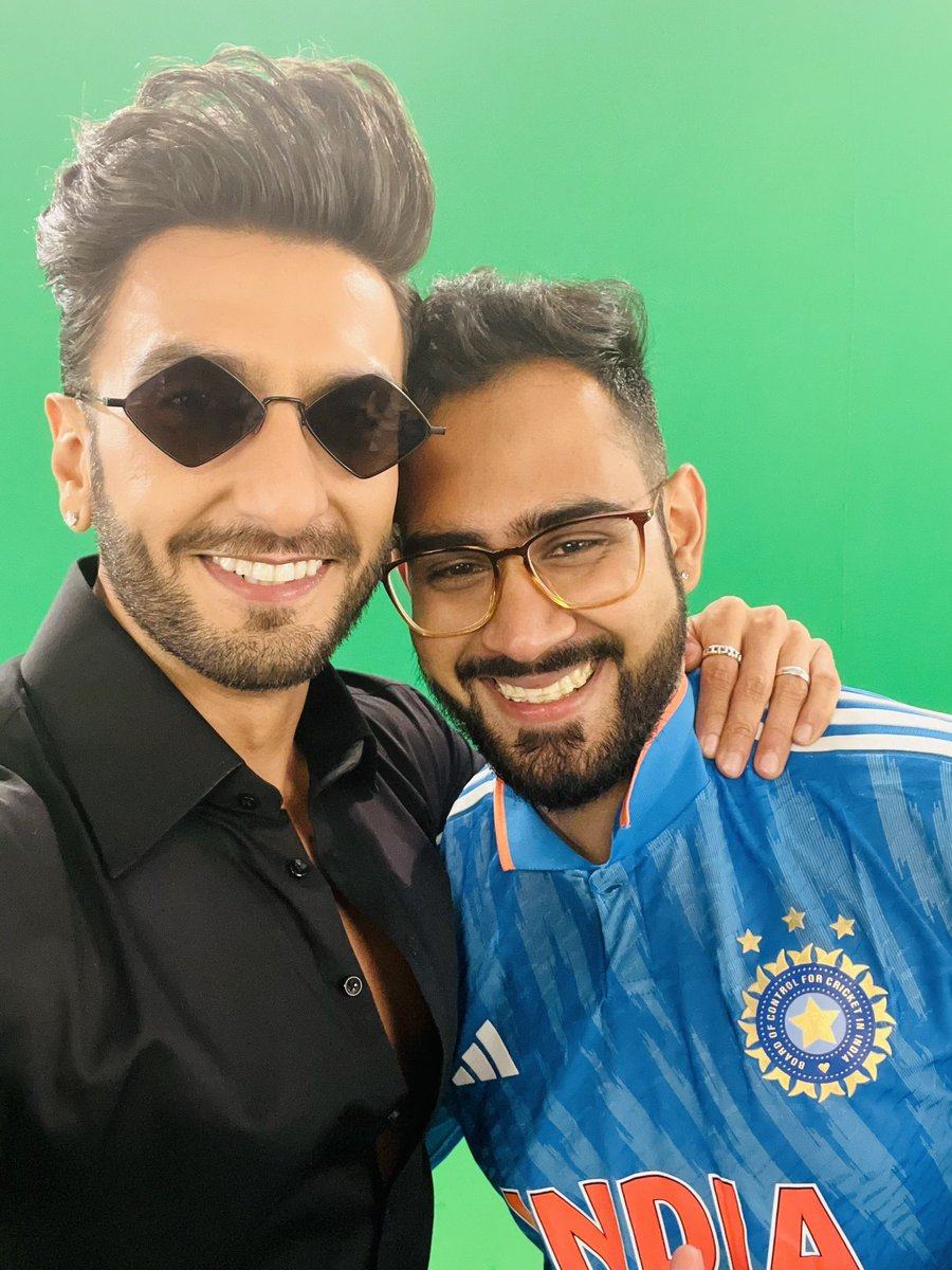 KunalSurve16's tweet photo. Met the Man Himself - Ranveer Singh 🤍

#RanveerSingh #RockyAurRani #RockyAurRaniKiiPremKahaani https://t.co/xVbcpLMaUg