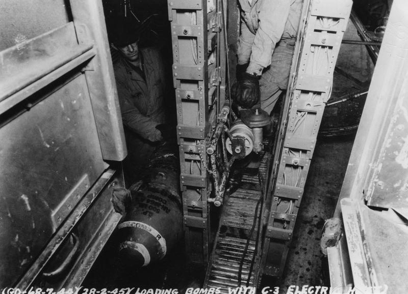 The 44th Bomb  Group at Shipdham was credited with 330-74-69 e/a brought down:  330 confirmed, 74 probable,  and 69 damaged.  Below, bomb loading seen from the catwalk...note how the airman is squeezed in.  #WWII