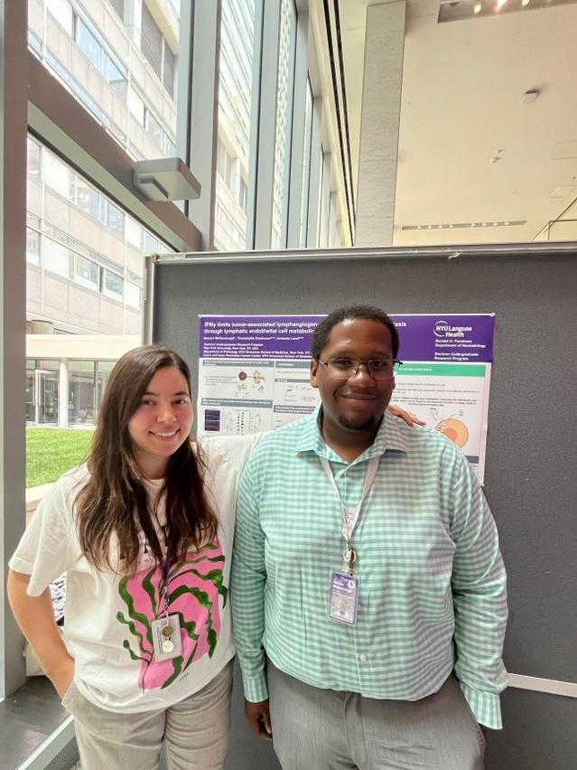 Proud mentor ALERT! Congrats Devyon for presenting your work today! @nyugrossman @theLundLab #lymphatics #interferons