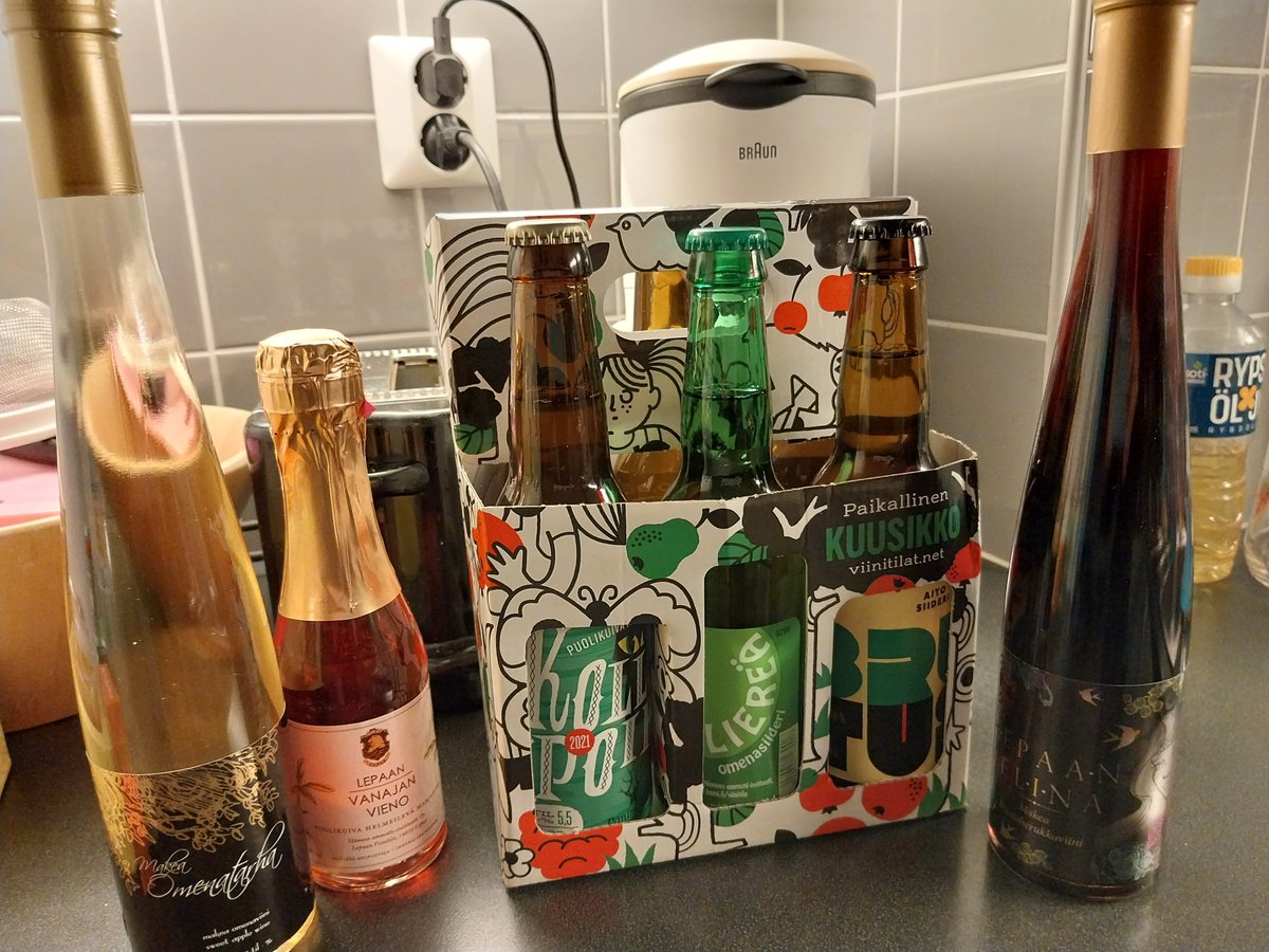Amalita80's tweet photo. Kun työpäivän jälkeen lähtee lähijunalla pyöräilemään viinitilalle, saa lähituotettuja siidereitä ja viinejä. En jaksa tilailla Alkoon, ostan suoraan tuottajalta. Munkkikahvit join Mierolan sillan äärellä. #viinitila #Lepaa #Hattula #pyöräilytwitter https://t.co/G75RyNSX7h