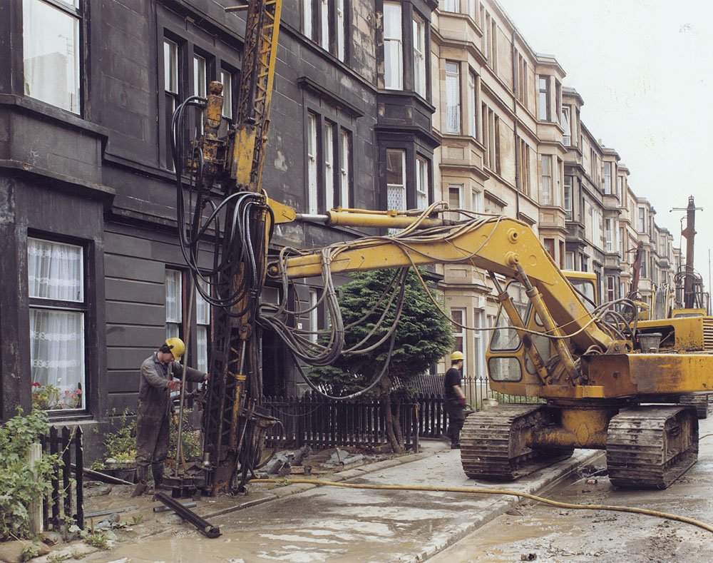 Building Control staff filling in old mine workings on Albert Ave in Queen's Park, for the July 1994 issue of council newspaper The Bulletin.

Many areas of Glasgow were built above old and forgotten mine workings, resulting in the demolition of many old tenements.

📷 Bulletin