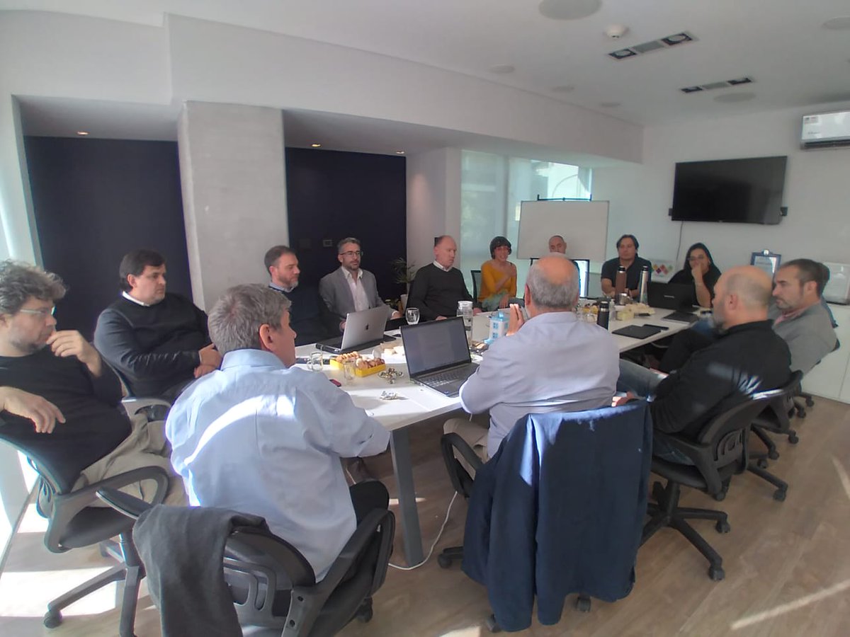 ClusterCba's tweet photo. #NodoAICba
Nos reunimos (@ClusterCba, @mincytcordoba @famaf_unc y @CcadUnc) para continuar trabajando en la consolidación de este espacio💯
Muchas gracias a @ithreexglobal #SocioCTC por recibirnos en sus oficinas🙌🙌
#Vinculación #Intersectorial https://t.co/UzurHHYR8x