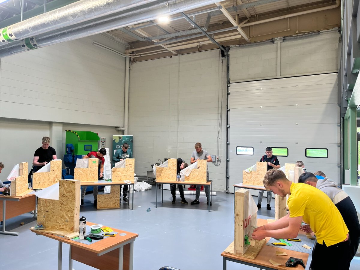 FETBishopstown's tweet image. Delighted to welcome Bricklaying &amp;amp; Electrical Phase 2 Apprentices to our #NZEB Centre of Excellence. They gained knowledge  in principles of NZEB, Air Tightness, Continuous Insulation, Thermal Bridging &amp;amp; Modern Methods of Construction  @CorkETB  @SOLASFET @apprenticesIrl