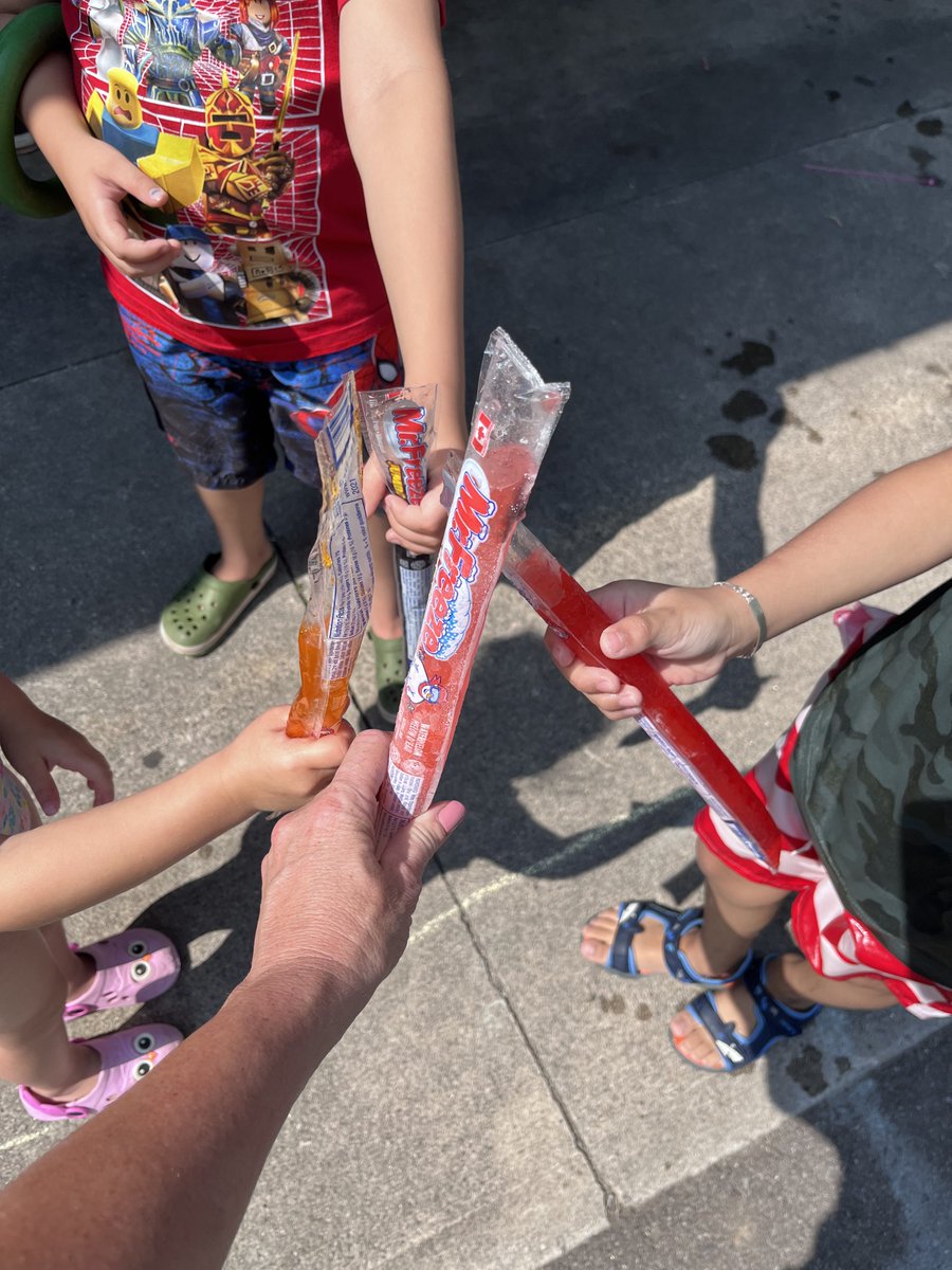 Hey #hamont! Meg n’ Ryan were out around the city meeting new friends and giving out freezies! 
Meg had splash pad races while Ryan played with puppies. 

Which park will they go to next?

#crimepreventionmegnryan
#staysafepreventcrime
