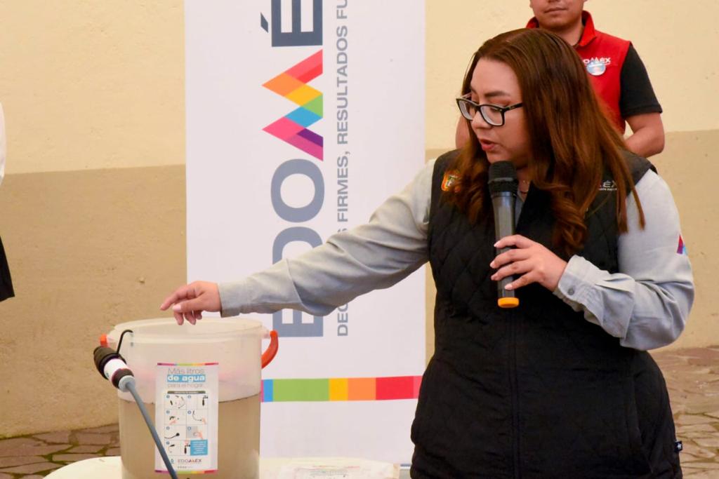 agua_edomex's tweet photo. La #CAEM en coordinación con @NestleMX, entregó 50 filtros de vida al mismo número de familias con el objetivo de mejorar la calidad del agua en los hogares de los mexiquenses de #TenangoDelValle. https://t.co/rozxdx5S1i