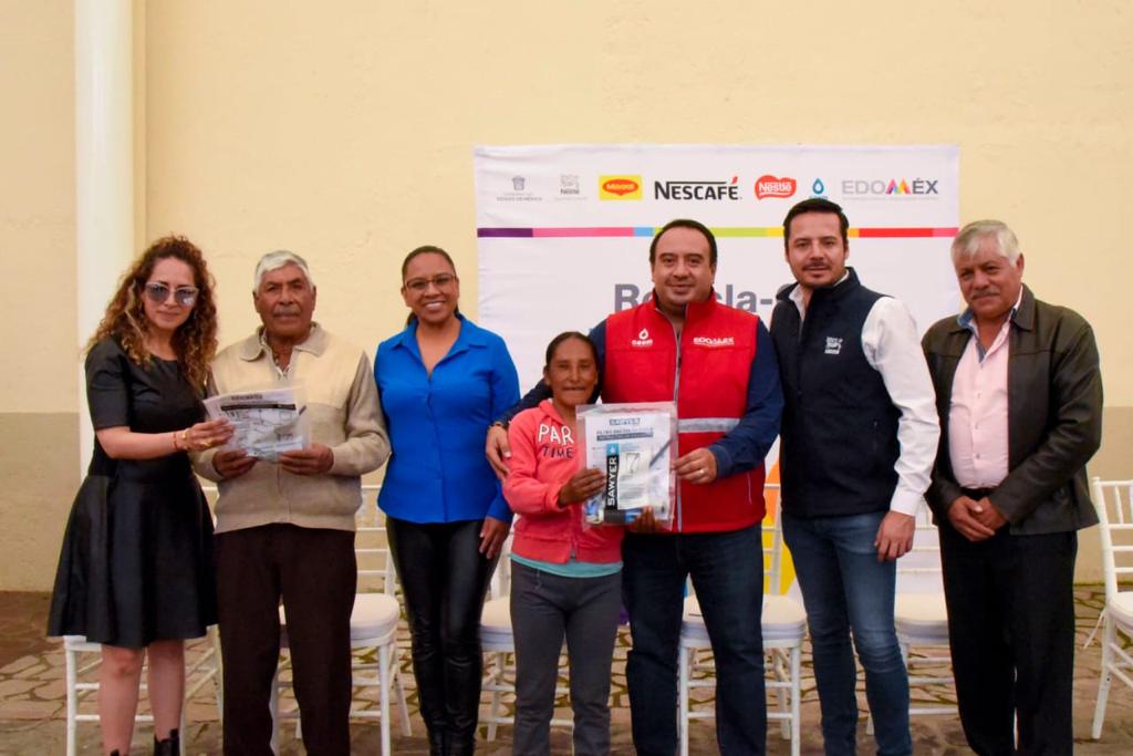 agua_edomex's tweet photo. La #CAEM en coordinación con @NestleMX, entregó 50 filtros de vida al mismo número de familias con el objetivo de mejorar la calidad del agua en los hogares de los mexiquenses de #TenangoDelValle. https://t.co/rozxdx5S1i