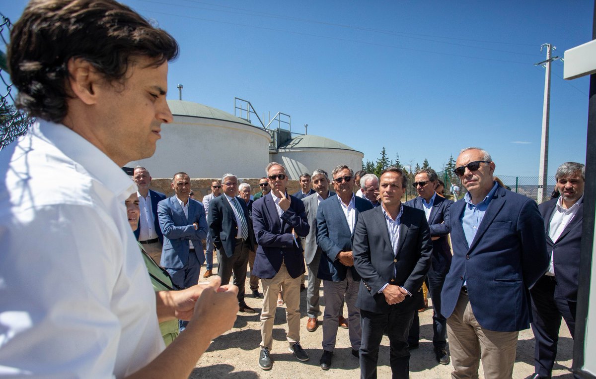 ambiente_pt's tweet photo. O #SEAmb, Hugo Pires, percorreu hoje o roteiro "Água é Vida" com os edis de Alijó, Macedo de Cavaleiros e Murça. Sensibilização ambiental para crianças e empreitadas que melhoram fiabilidade e qualidade do abastecimento, como a visitada ETA do Crueiro, completaram o programa. https://t.co/rzl9ekJIp2