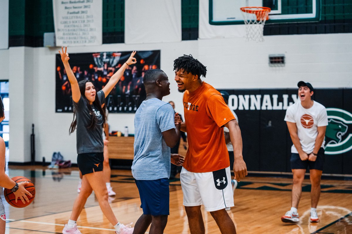 TexasMBB's tweet photo. thanks for having us out @SOTexas 🤘

#HookEm https://t.co/CKFYb2U6oO