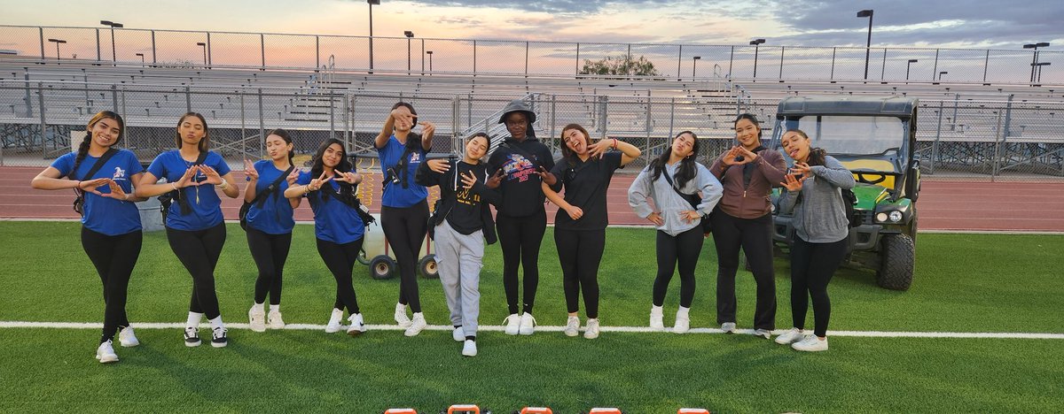 ahstrainers17's tweet photo. AMERCICAS HS: Student Athletic Trainer aides first day view for 9th grade football practice 6 am. 2023.2023 yr. Here to keep our athletes safe and healthy, we getting ready @Americas_HS @Coach_NoeRobles @BlazerNationAHS #TeamSISD https://t.co/Q2TpYujwEi