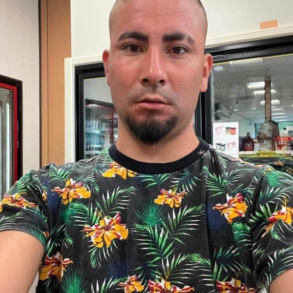 CMPD's tweet photo. UPDATE: After further investigation, detectives obtained this additional photo of the suspect in this case. Anyone with information on his identity, please contact @CLTCrimeStopper at 704-334-1600. https://t.co/hyerTCsXk7
