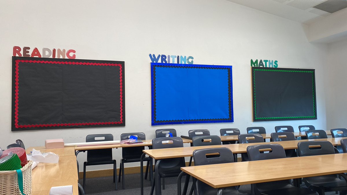 _Miss_Simmons_'s tweet photo. First few days of hols - classroom moved and nearly sorted. Few weeks off now before the real work starts. Have a lovely August teachers 👩🏼‍🏫 ☀️ 🍹 #education #teachersoftwitter #teachertwitter https://t.co/2WiFbm2lw1