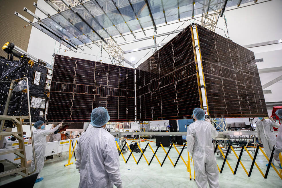 wavingfrommoon's tweet image. #spaceupdate Huge Solar Arrays Permanently Installed on NASA’s Psyche Spacecraft, the solar arrays are primarily designed to work in the low light of deep Space

#Asteroid #SpaceExploration #Psyche