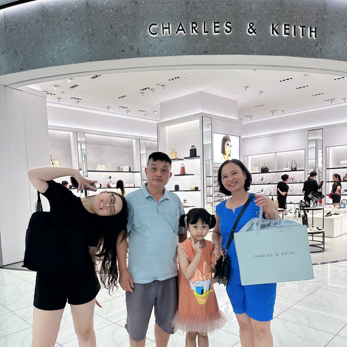 huynd37's tweet photo. Sinh nhật mẹ sắp đến nhưng hôm đó mình không ở Việt Nam nên mừng trước từ hôm nay #HappyBirthday #myfamily #hanoi #Vietnam https://t.co/ipaeDLZ2xZ