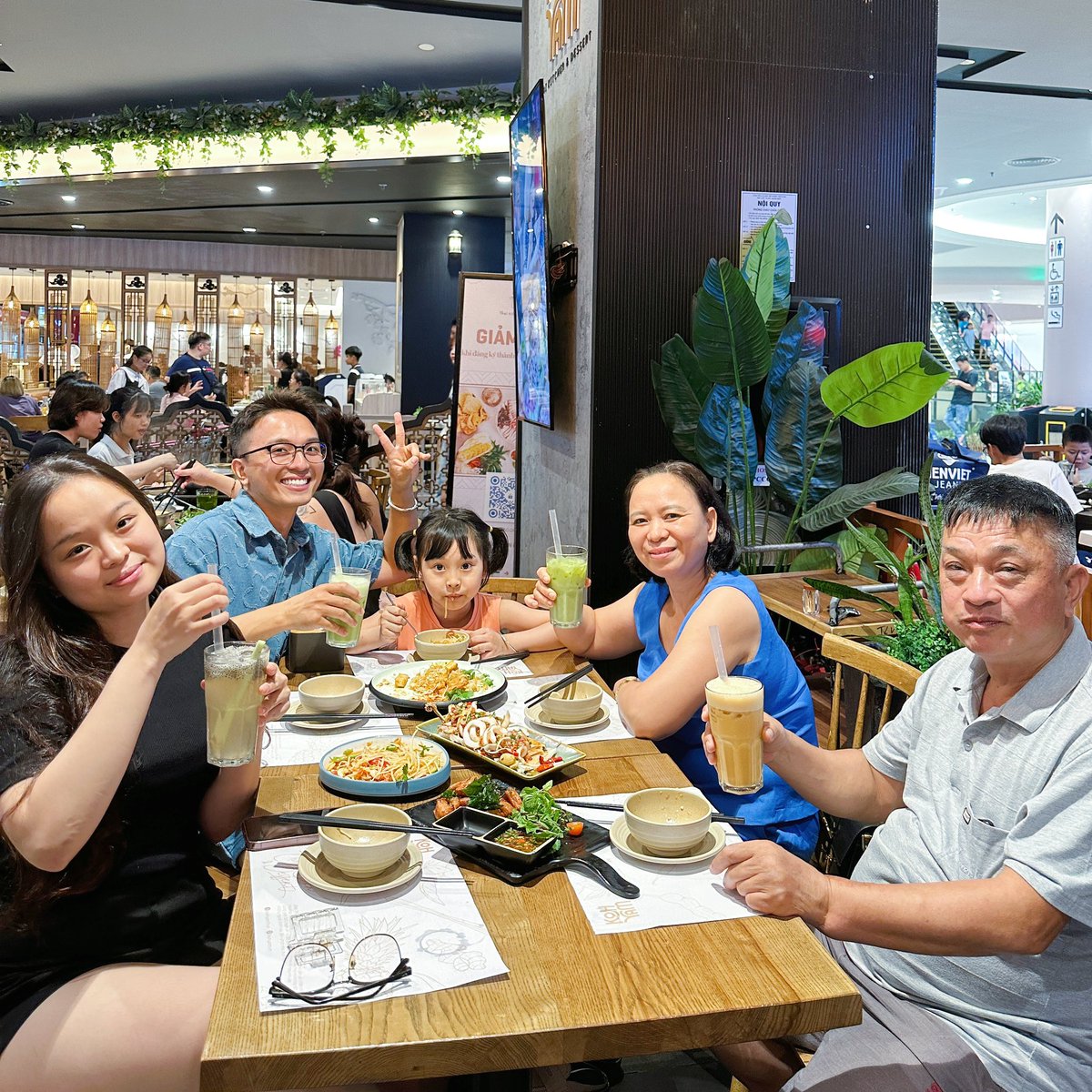 huynd37's tweet photo. Sinh nhật mẹ sắp đến nhưng hôm đó mình không ở Việt Nam nên mừng trước từ hôm nay #HappyBirthday #myfamily #hanoi #Vietnam https://t.co/ipaeDLZ2xZ