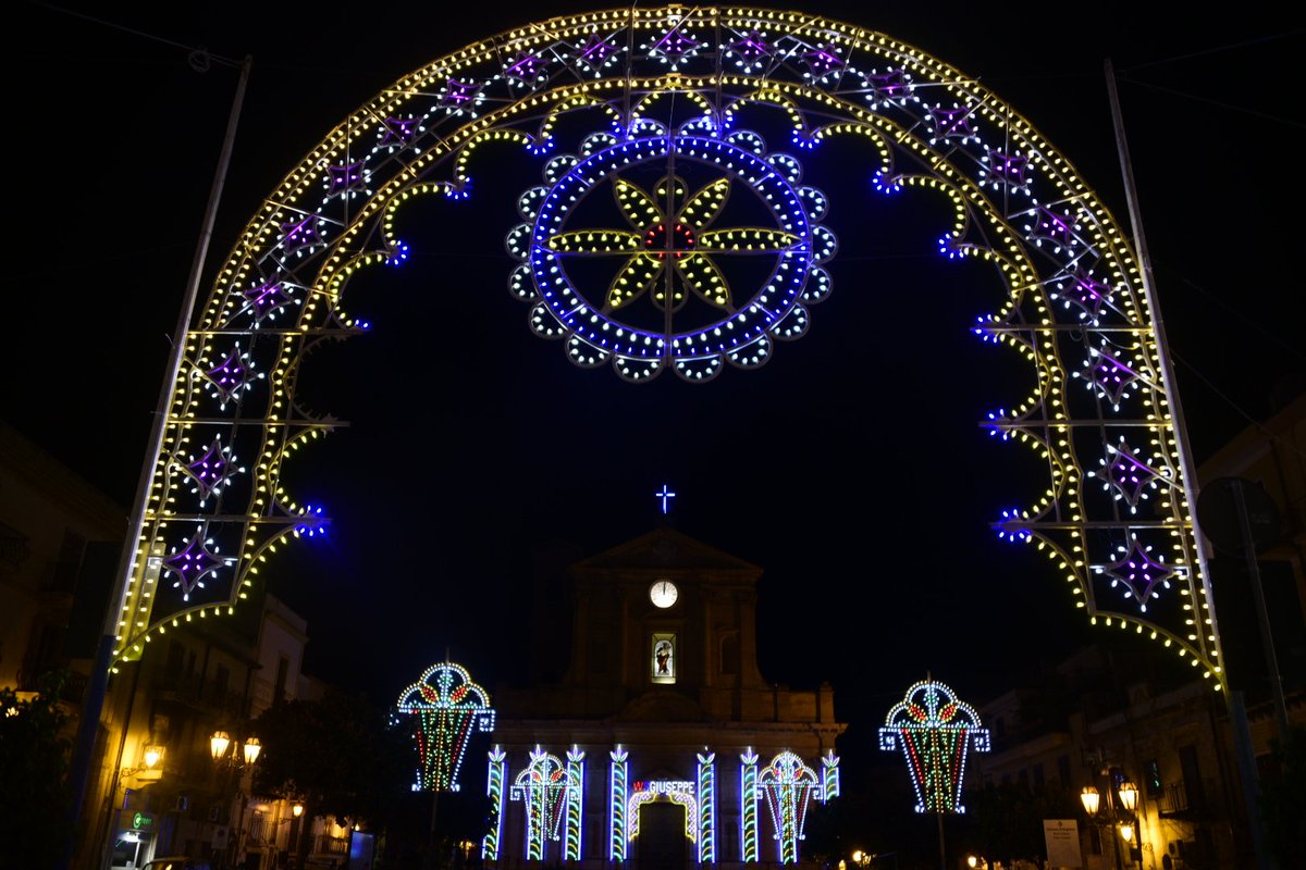 FrancescoPaladi's tweet photo. #bagheria #baaria #summer #sicily #lights #streetphotography #streetphoto https://t.co/tpOCzeDqeA