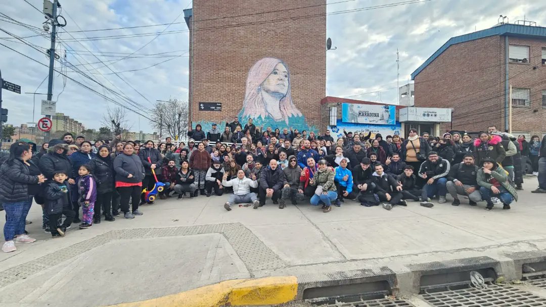 MOPEeviner's tweet photo. Hoy estuvimos conversando con los vecinos de #Villa20. La victoria de construye militando ✌️
#Comuna8  #UnionxLaPatria #DefenderALaPatria #LeandroSantoro #SomosLaAlternativa https://t.co/xq0D7UmONL