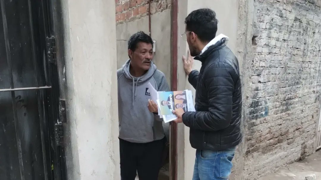 MOPEeviner's tweet photo. Hoy estuvimos conversando con los vecinos de #Villa20. La victoria de construye militando ✌️
#Comuna8  #UnionxLaPatria #DefenderALaPatria #LeandroSantoro #SomosLaAlternativa https://t.co/xq0D7UmONL