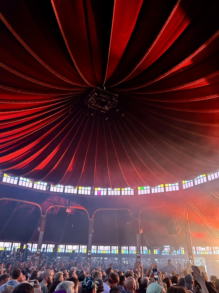 EefjeA's tweet photo. Eindelijk eens in de beroemde Spiegeltent geweest ✨
#haldernpop https://t.co/1mRdhBqiaJ
