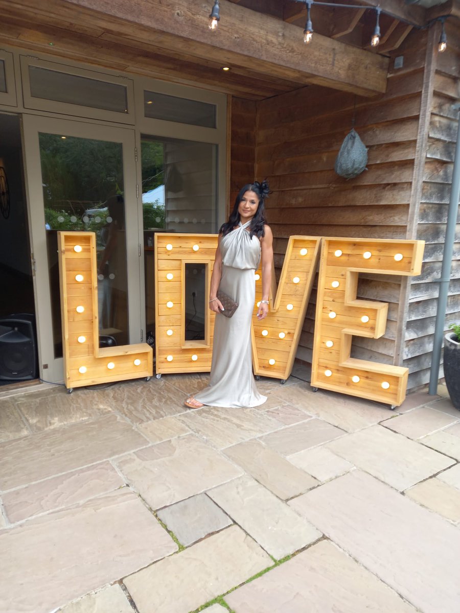aprilchunnoo's tweet photo. Gotta love a wedding https://t.co/u4Dl1ecXkc