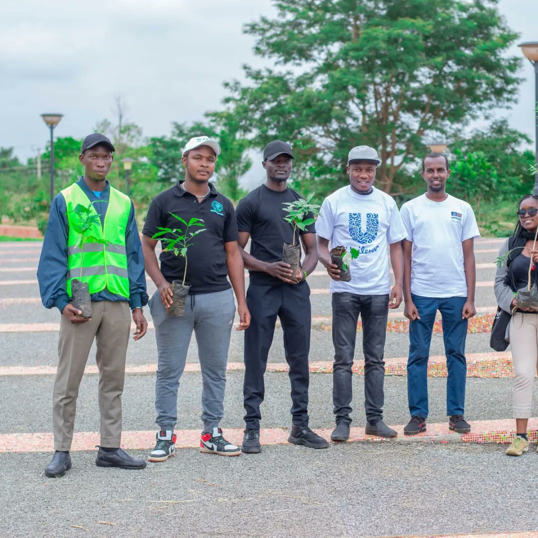 taka_kazi's tweet photo. 🌳🌱 Shoutout to Nairobi's Young Eco-Warriors! 🌱
🙌🏽 Environmental activists and tree-planting champions for making a difference in your communities 🌍🌳Thanks for your participation in the #Taka47Campaign #SDG ‘s #protecthumanity #savetheplanet #cleanconserverecycle #GreenBees
# https://t.co/ut3yrRGj3q