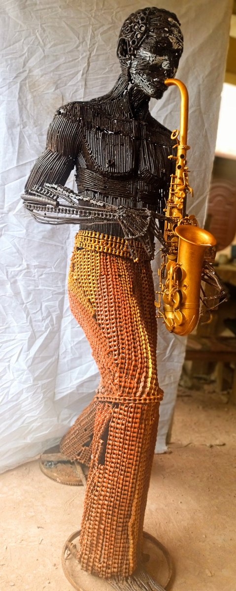 Chrisbrownie47's tweet photo. I just hope this gets the engagement I need right now, made this for my SIWES program defense... it's called King of Afrobeat(Fela) I'm a final year student of Unizik and I'm looking forward to selling this off so as to offset some pressing bills. It's 100% metal 

Arrested https://t.co/nK8hEGB53c