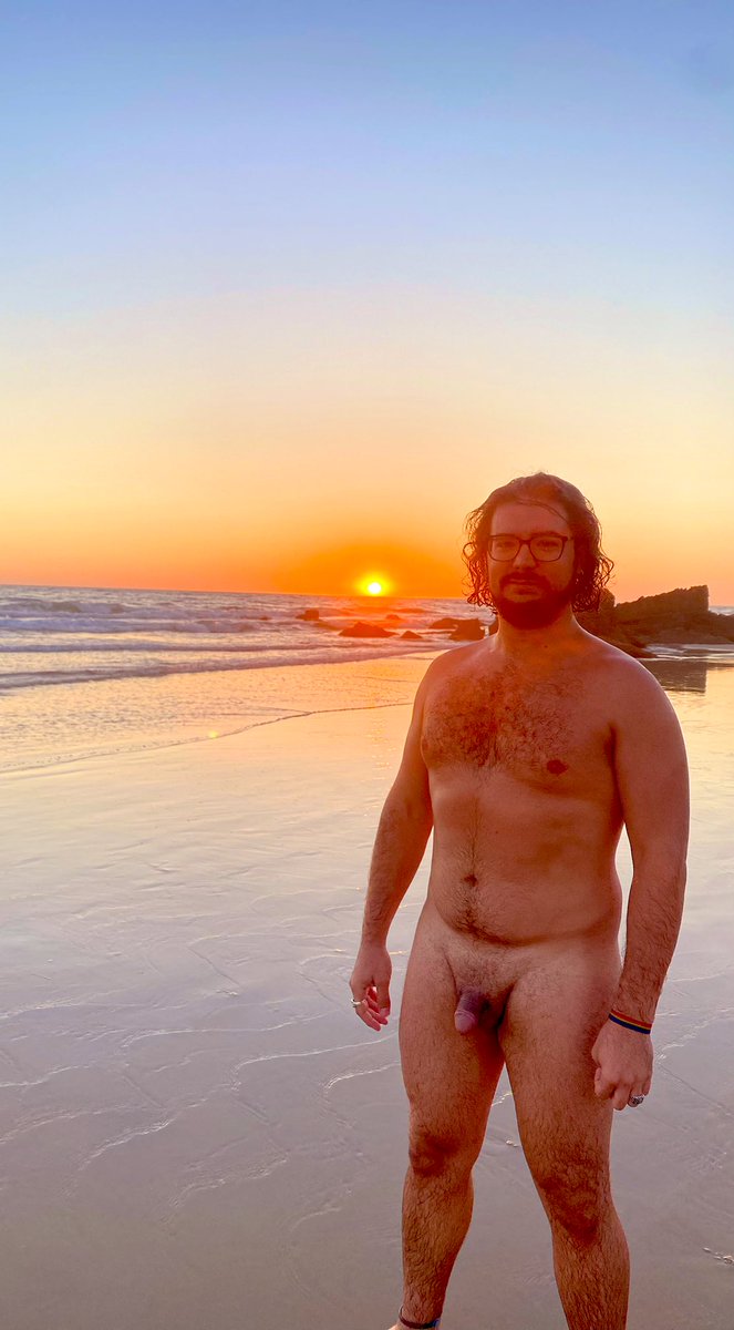 AstutoLann's tweet photo. Afortunadamente un #Nudista🤩 #nudista veterano ya sabe cómo encontrar, tan solo andando su momento #sinbañador #NaturalBeauty #naturismo #NormalizeNudity #NormalizeNude #nudityitsfreedom #nudity #nudeguy #nudegay #beardedmen https://t.co/ZK95EeANX7