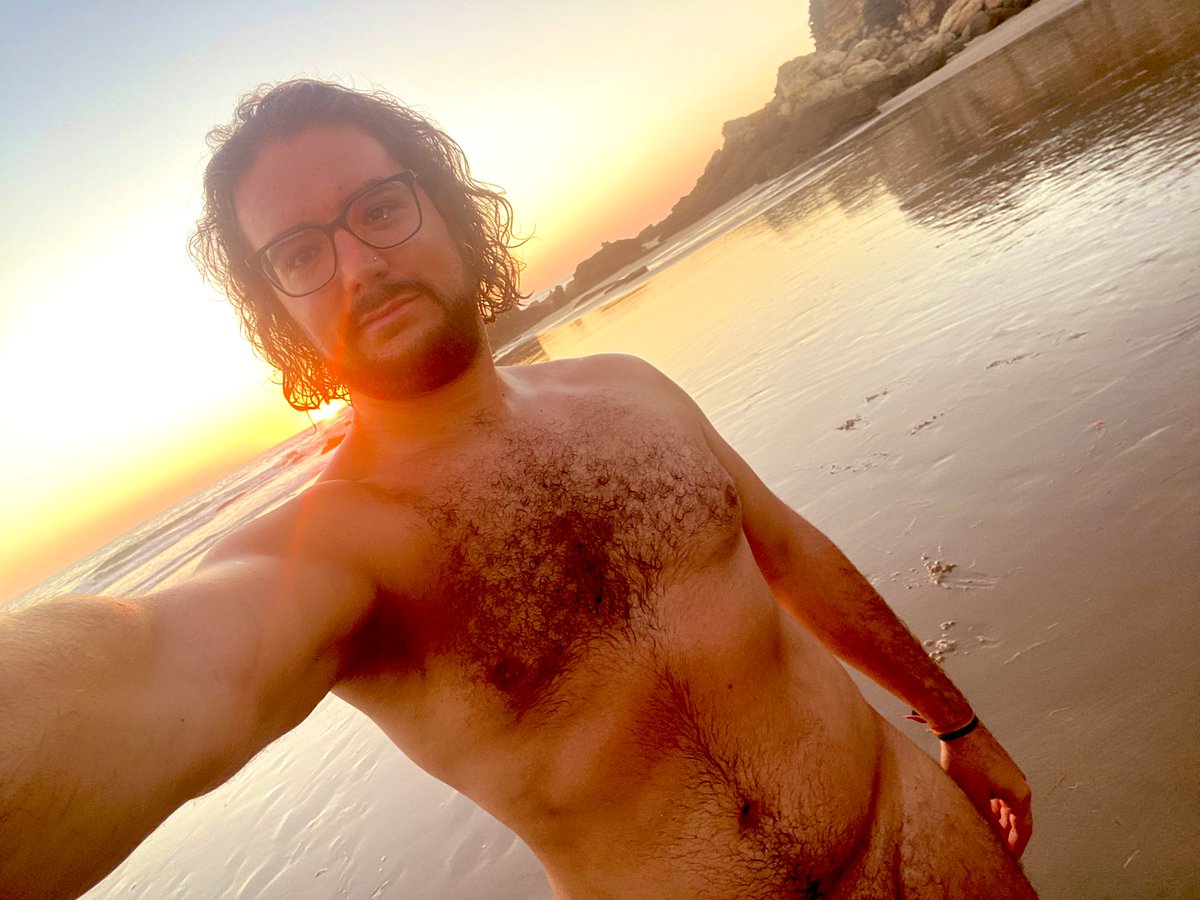 AstutoLann's tweet photo. Afortunadamente un #Nudista🤩 #nudista veterano ya sabe cómo encontrar, tan solo andando su momento #sinbañador #NaturalBeauty #naturismo #NormalizeNudity #NormalizeNude #nudityitsfreedom #nudity #nudeguy #nudegay #beardedmen https://t.co/ZK95EeANX7