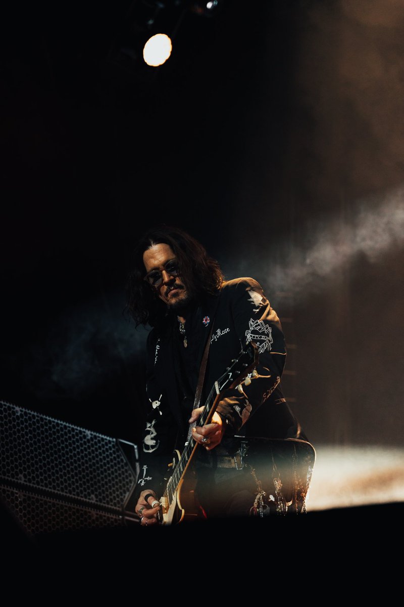 _lovelydepp's tweet photo. Since the tour has ended, what was your favorite look of Johnny? I’ll go first, this was mine🖤🦇 https://t.co/vJYyBUAnGt