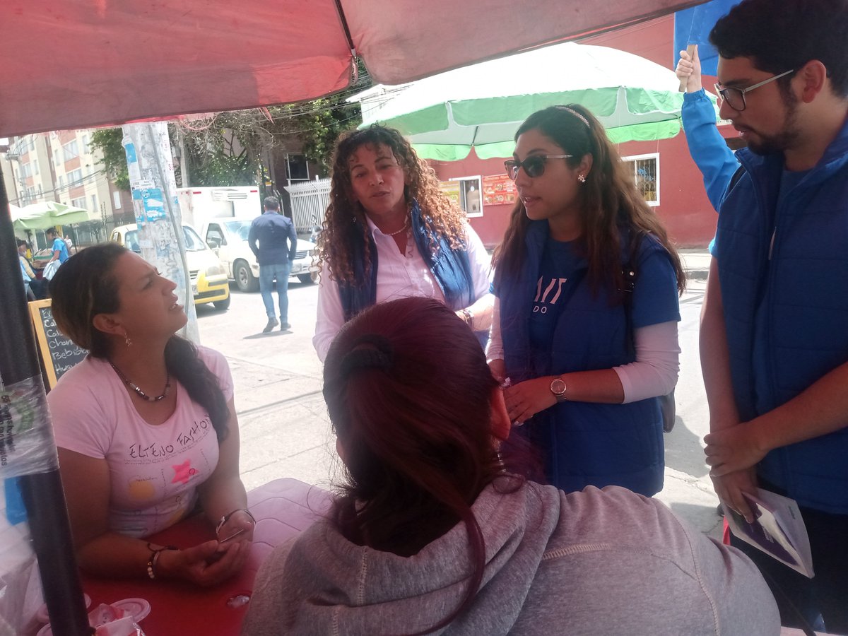 soydanileon's tweet photo. 💯🙌🏼¡Hoy un gran día en Suba Flores! Compartimos con los vendedores informales del sector, escuchamos sus inquietudes y socializamos el trabajo del  @partidoMira.
Este 29 de Octubre, 🗳️vota por MIRA 8️⃣5️⃣a la JAL de Suba y MIRA 5️⃣ al Concejo.
#Elecciones2023 #MIRA85 #MIRA5 💙 https://t.co/5LM50Dmq92