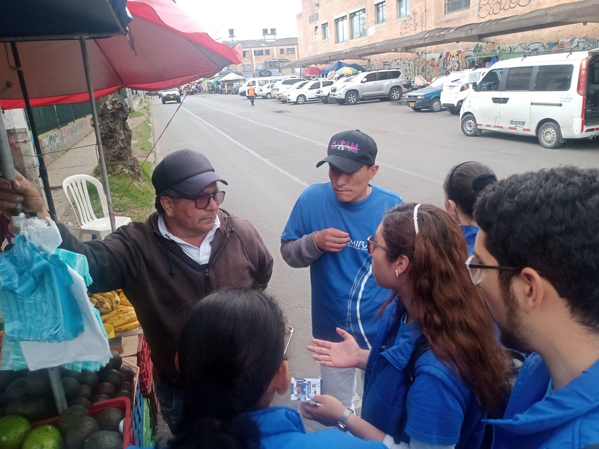 soydanileon's tweet photo. 💯🙌🏼¡Hoy un gran día en Suba Flores! Compartimos con los vendedores informales del sector, escuchamos sus inquietudes y socializamos el trabajo del  @partidoMira.
Este 29 de Octubre, 🗳️vota por MIRA 8️⃣5️⃣a la JAL de Suba y MIRA 5️⃣ al Concejo.
#Elecciones2023 #MIRA85 #MIRA5 💙 https://t.co/5LM50Dmq92