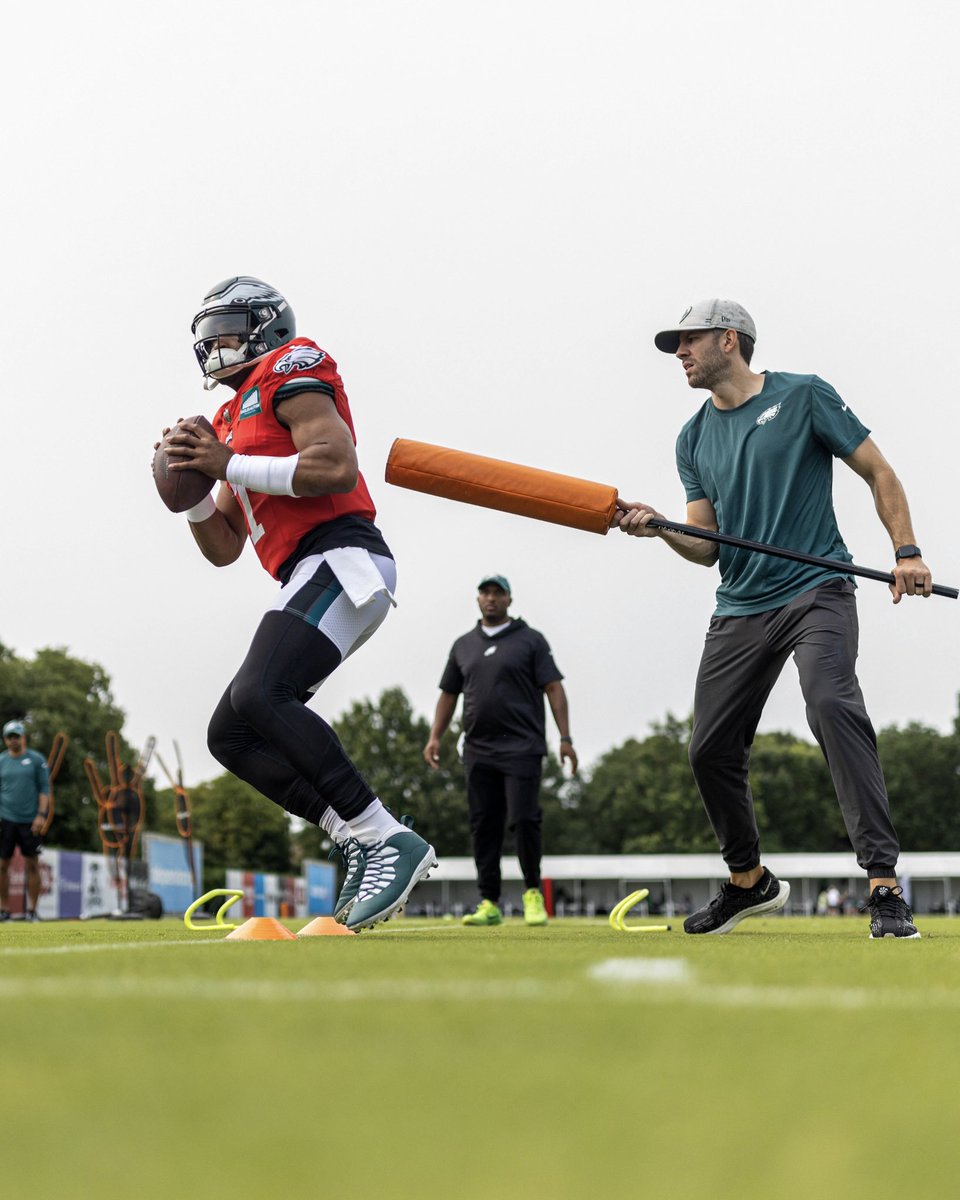 Eagles's tweet photo. 📸 vs the moment  

#EaglesCamp | #FlyEaglesFly 

Thread ⬇️ https://t.co/BhivAtTzcv