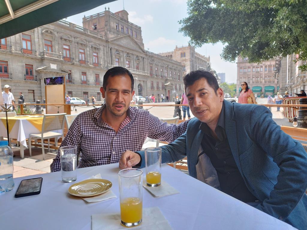 Con un amigo de años <a href="/LopezOscarF/">Oscar López Andrade</a> en la cd de México visitando en antiguo <a href="/senadomexicano/">Senado de México</a> .
