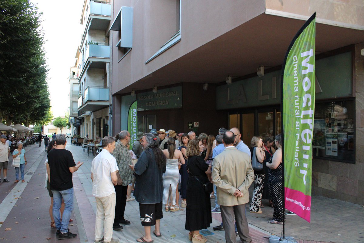 Mostremp's tweet photo. 📽️Aquest vespre hem donat el tret de sortida a la 12a edició del festival!

👏🏻Hem gaudit d'un muntatge que ha combinat teatre i vídeo de la Cia. A Galet i hem acabat amb la projecció del film "Eo" de Jerzy Skolimowski. 
@AjTremp @ConsellJussa https://t.co/P7BVcbFfZl