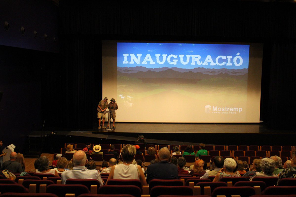 Mostremp's tweet photo. 📽️Aquest vespre hem donat el tret de sortida a la 12a edició del festival!

👏🏻Hem gaudit d'un muntatge que ha combinat teatre i vídeo de la Cia. A Galet i hem acabat amb la projecció del film "Eo" de Jerzy Skolimowski. 
@AjTremp @ConsellJussa https://t.co/P7BVcbFfZl