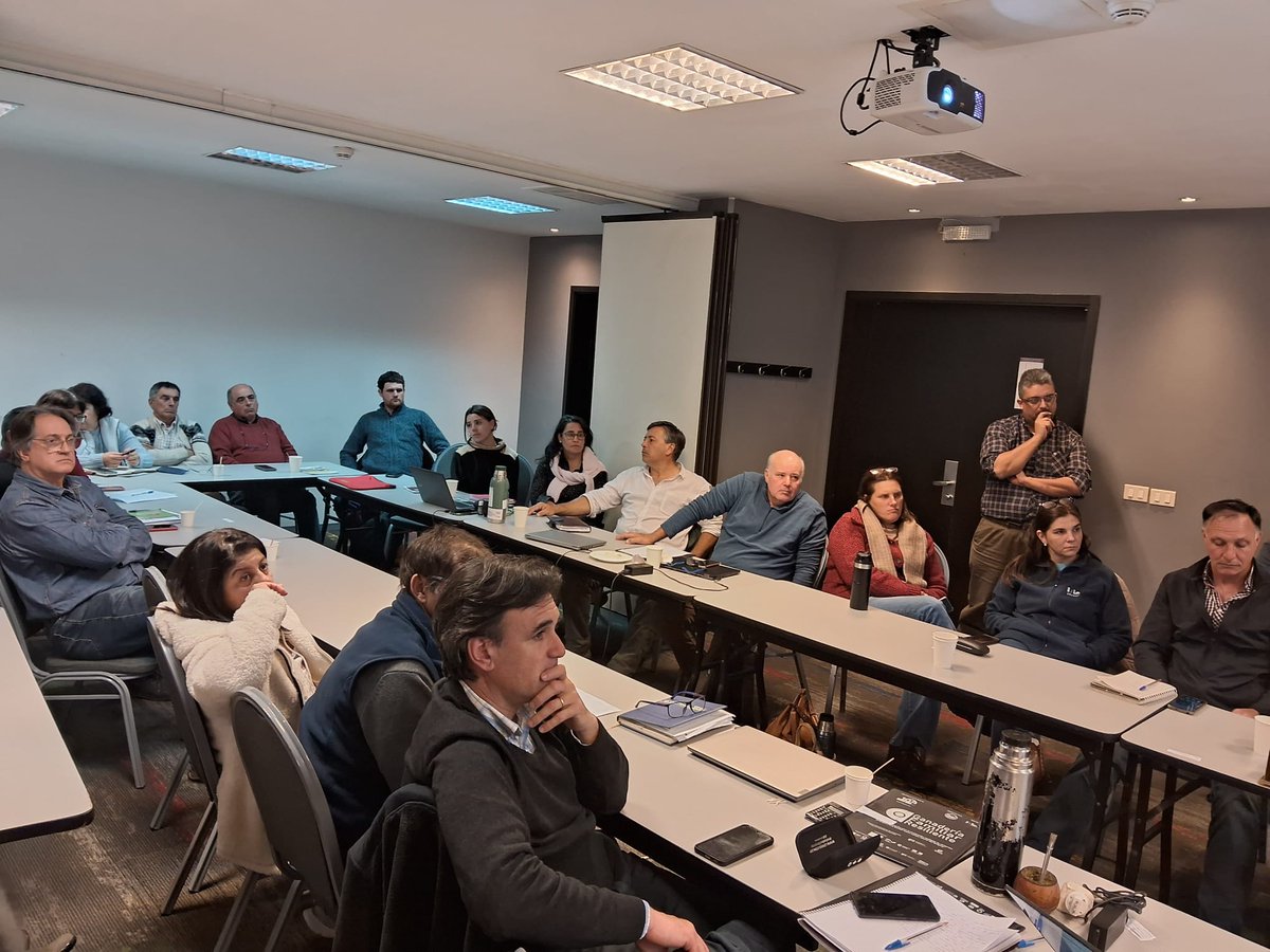 GFResiliente's tweet photo. A continuación, Laura Ferreyra de @DVelopSoftware, presenta los avances en el desarrollo de la herramienta digital de apoyo a la gestión y los registros prediales de las familias ganaderas de @GFResiliente, en el marco del trabajo conjunto de @CNFRUruguay y el @INAC_Uruguay https://t.co/eTcbtXzB85